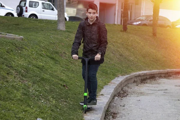 Niño en el scooter — Foto de Stock