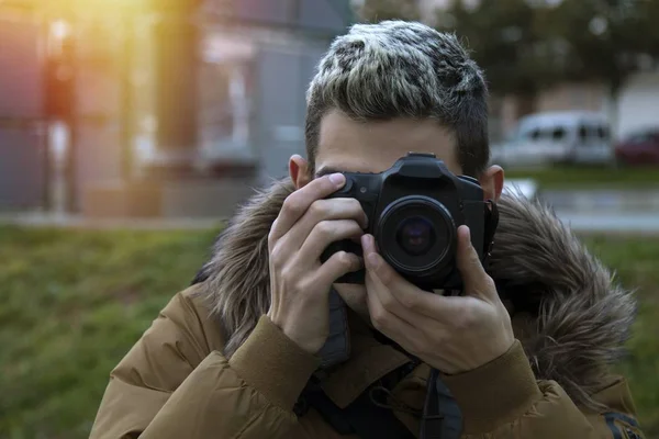 Adolescente tomando fotos con la cámara — Foto de Stock