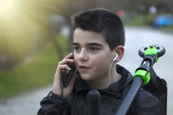 Enfant dans la rue — Photo