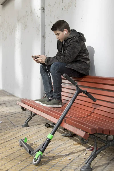 Niño con teléfono móvil — Foto de Stock