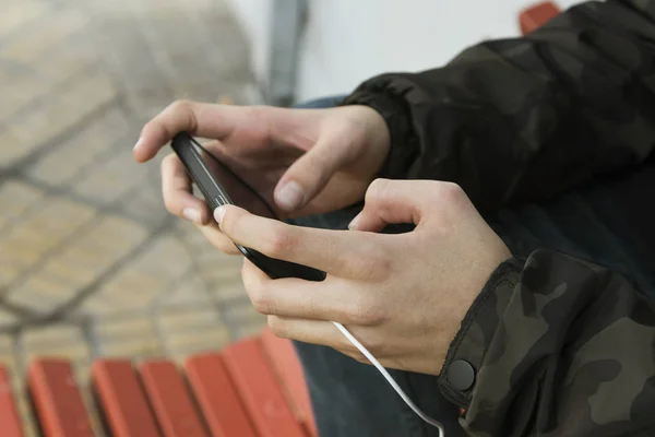 Mano con teléfono móvil — Foto de Stock