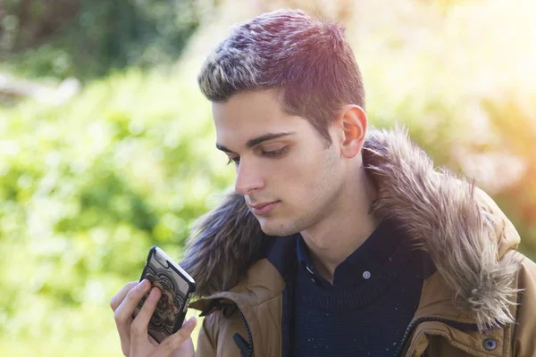 Jonge Man met de telefoon — Stockfoto