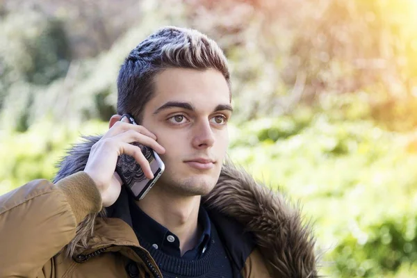 Joven con el teléfono — Foto de Stock