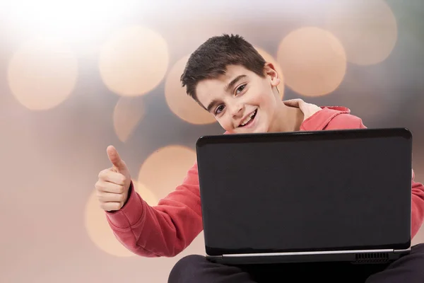 Dziecko z laptopa — Zdjęcie stockowe