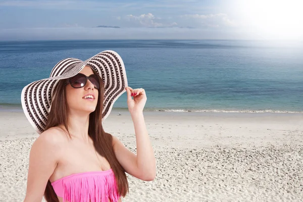 Vrouw op het strand — Stockfoto