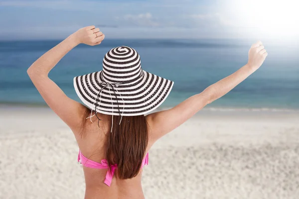 Frau am Strand — Stockfoto