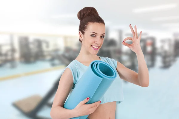 Chica en el gimnasio — Foto de Stock