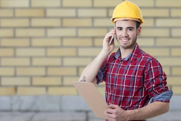 Builder med smartphone — Stockfoto