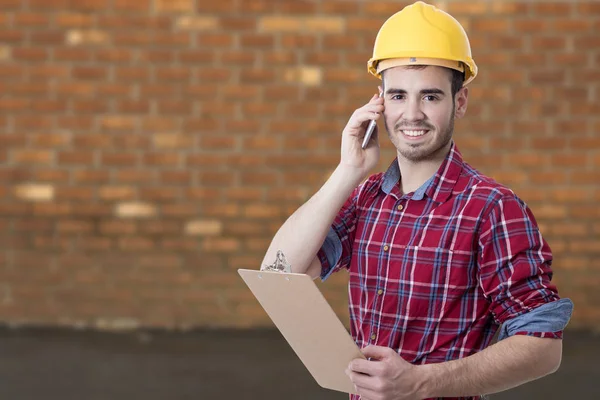 Builder med smartphone — Stockfoto