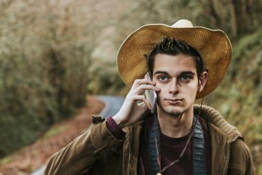 hipster ile hareket eden telefon