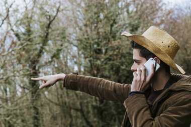 hipster ile hareket eden telefon