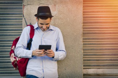 tablet ile genç adam 