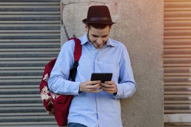 tablet ile genç adam 