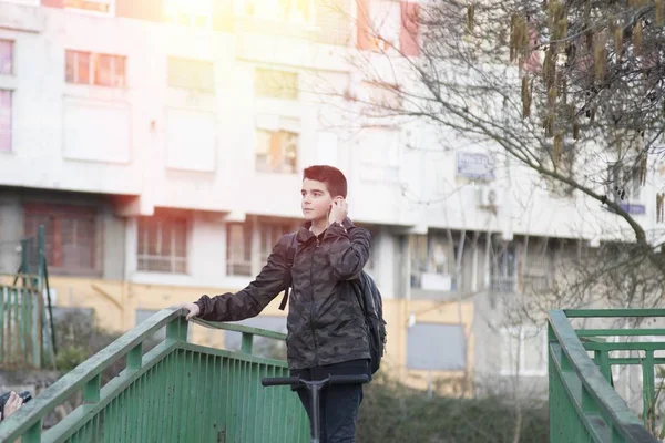 Kind mit dem Roller — Stockfoto