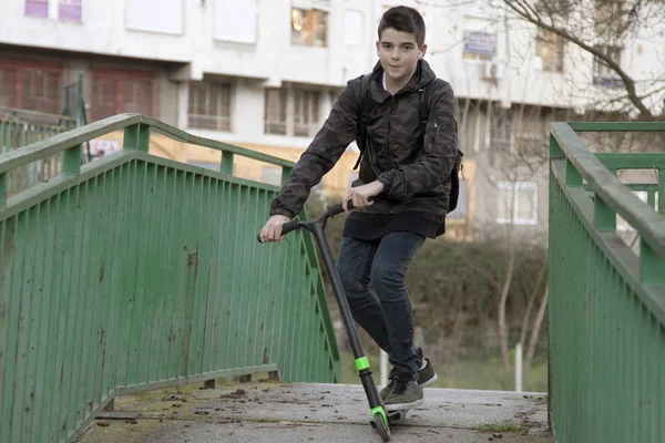 Niño con el scooter —  Fotos de Stock