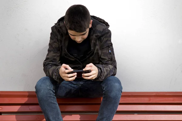 Niño con el teléfono — Foto de Stock