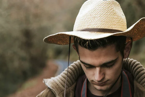 Şapkalı genç adam. — Stok fotoğraf