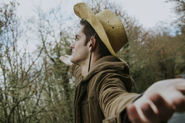 Modern hipster şapka ve silah açık — Stok fotoğraf