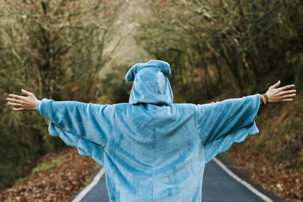 Traje de niño al aire libre — Foto de Stock