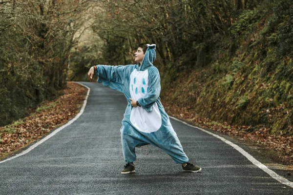 Traje de niño al aire libre — Foto de Stock