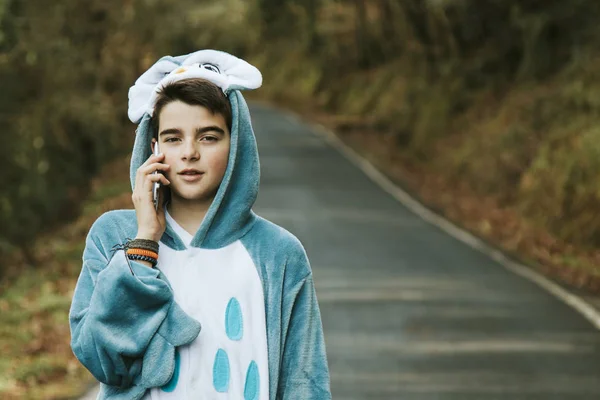 Enfant déguisé avec le mobile — Photo