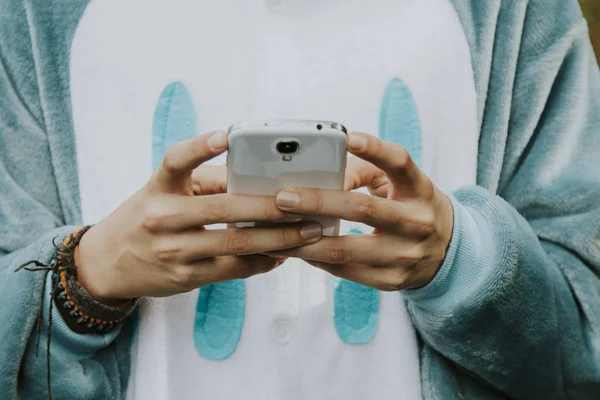 Mãos com telefone celular — Fotografia de Stock