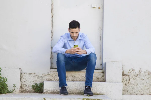 Homem com celular — Fotografia de Stock