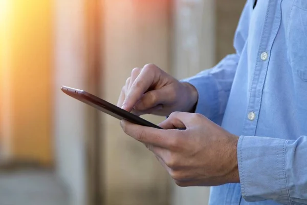 Hand mit dem digitalen Tablet — Stockfoto