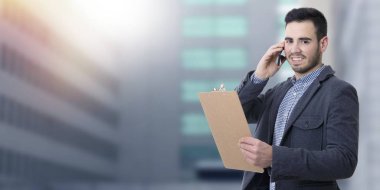 genç adam cep telefonu ve belgeler