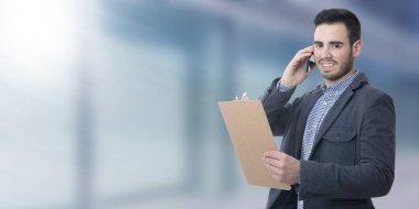 genç adam cep telefonu ve belgeler