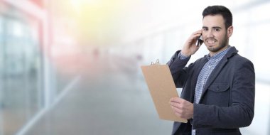 genç adam cep telefonu ve belgeler