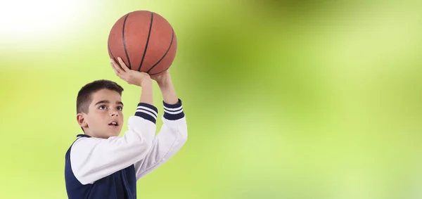 Criança jogando basquete — Fotografia de Stock