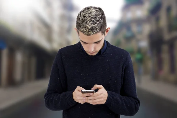 Teenager mit Handy — Stockfoto