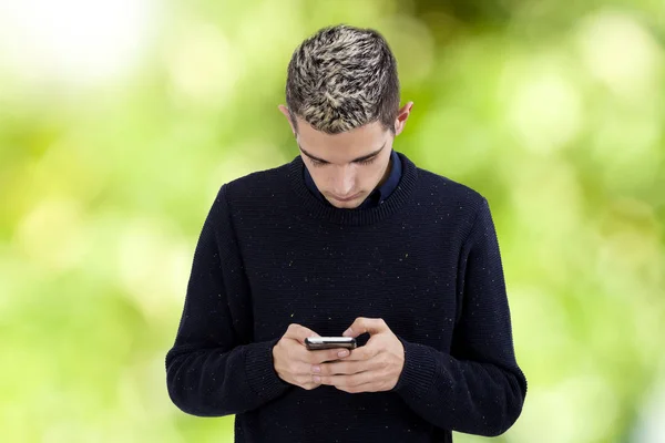 Tiener met mobiele telefoon — Stockfoto