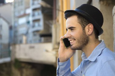 cep telefonu ile genç adam 