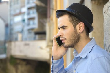 cep telefonu ile genç adam 