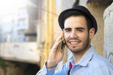 cep telefonu ile genç adam 