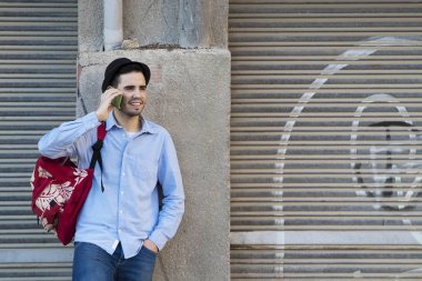 cep telefonu ile genç adam 