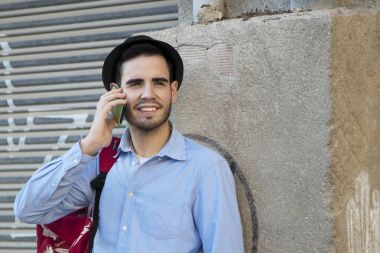 cep telefonu ile genç adam 