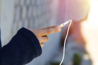 cep telefonu ile çocuğun elleri