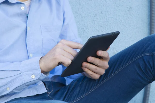 Man with tablet in the street — Stock Photo, Image