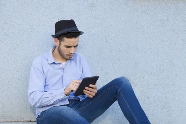 Людина з планшетом або електронною книгою на вулиці — стокове фото