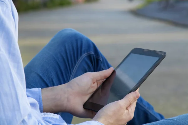 Homme avec tablette dans la rue — Photo