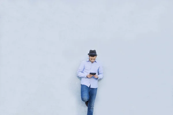 Man met de tablet of e-book op straat — Stockfoto
