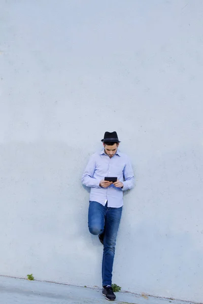 Mann mit Tablet oder E-Book auf der Straße — Stockfoto