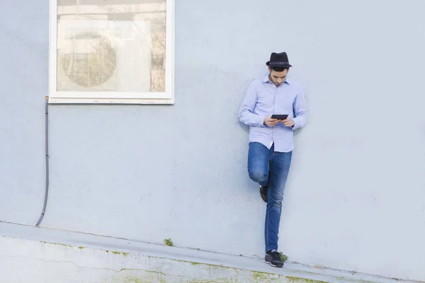 Man met de tablet of e-book op straat — Stockfoto
