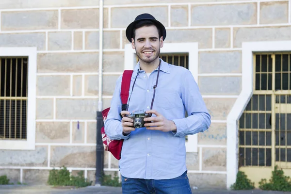 Turista viajante com câmera vintage — Fotografia de Stock