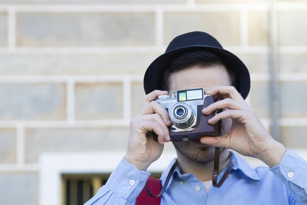 Voyageur touristique avec caméra vintage — Photo