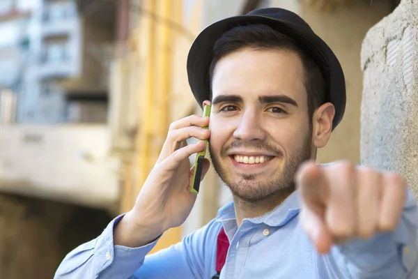 Joven con el teléfono móvil —  Fotos de Stock