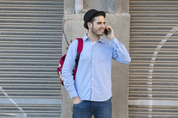 cep telefonu ile genç adam 